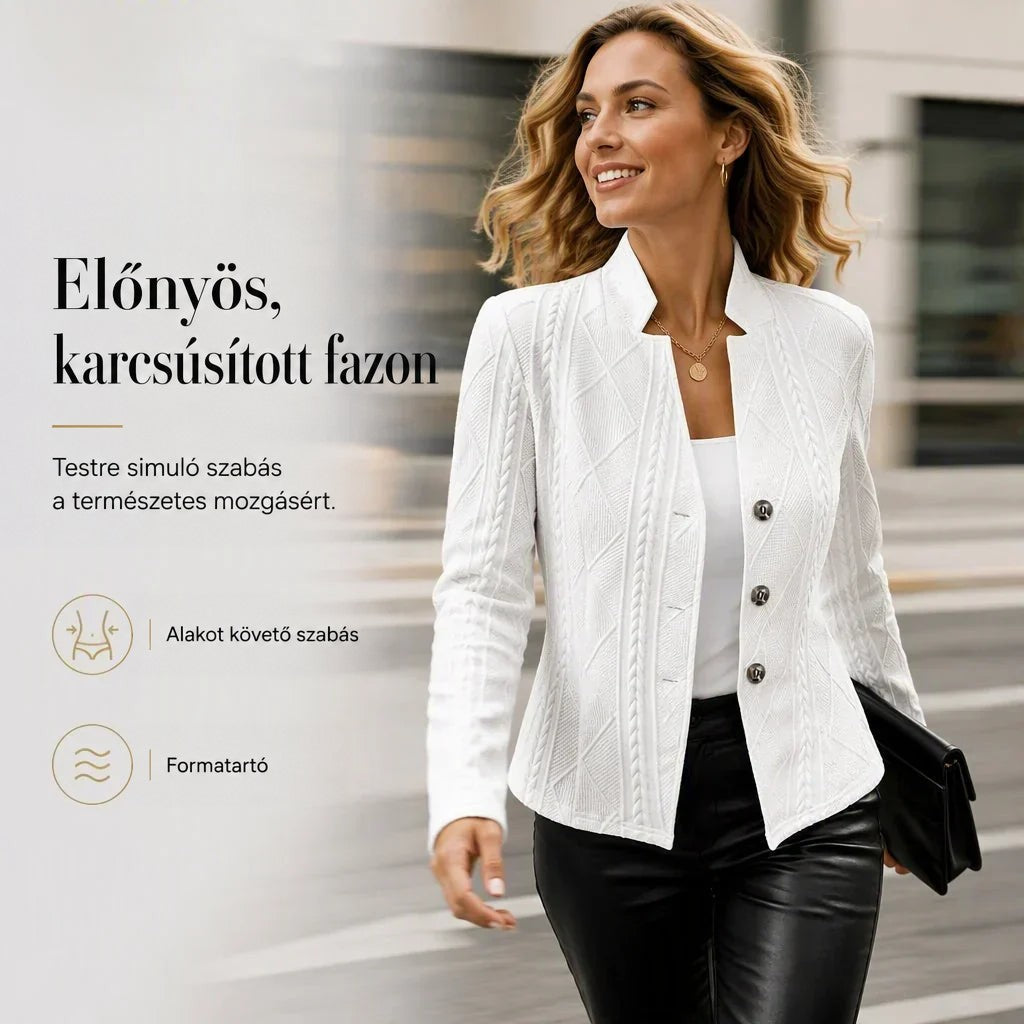 Fehér, karcsúsított szabású texturált blézer, a modell fekete bőrnadrágban az utcán sétál, kezében fekete táska. 18