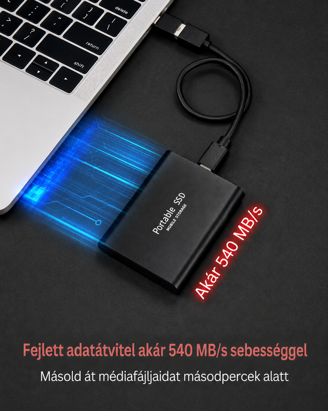 Fekete SSD kábellel egy laptophoz csatlakoztatva sötét felületen, kék fénycsíkokkal szemléltetve a gyors adatátvitelt. 5