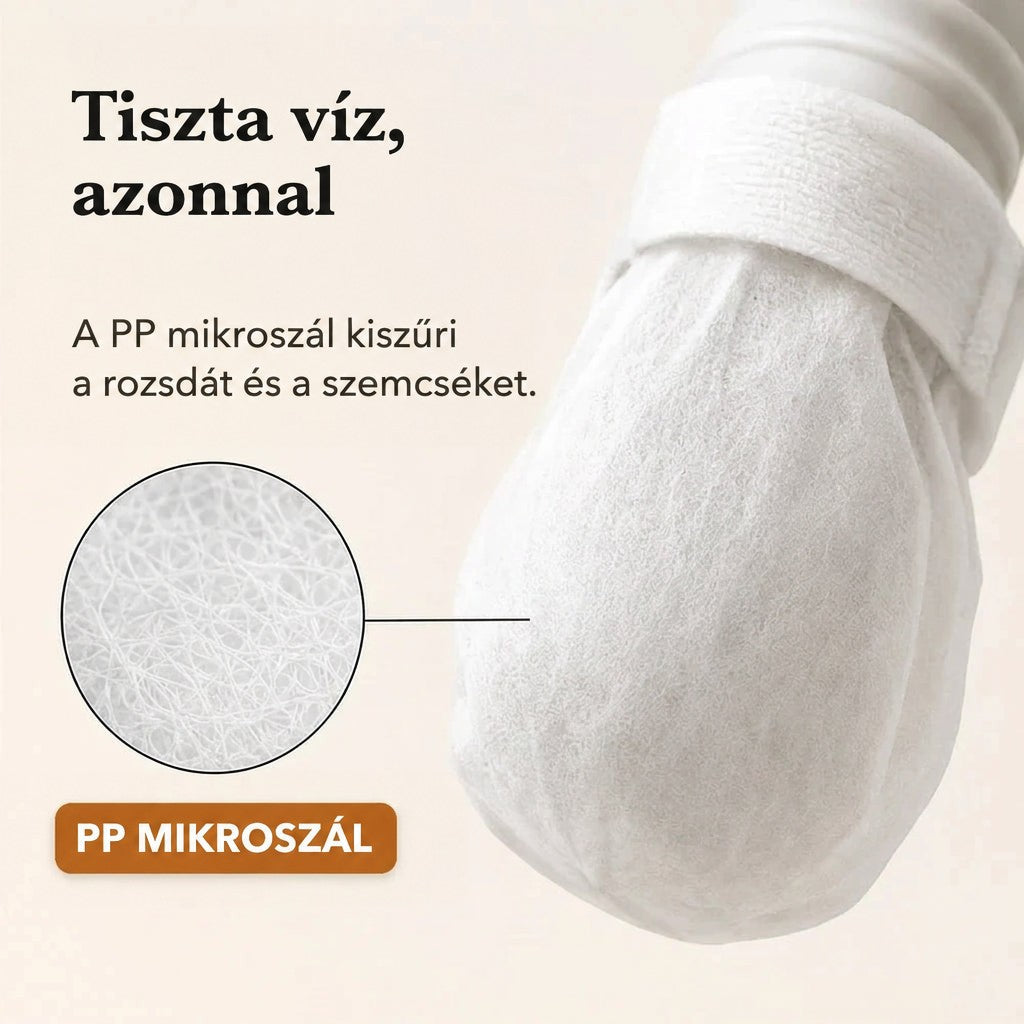 Közeli kép egy csaptelep végére felhelyezett fehér szűrőzsákról, tépőzáras pánttal rögzítve; a körben nagyított szálas mikroszálas anyag látszik. 3