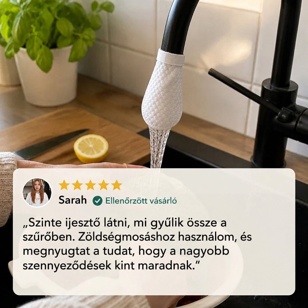 Fekete csaptelepre húzott, mintázott fehér szűrőzsák, amelyből a víz folyik; mellette vágódeszkán citrom, és egy vásárlói vélemény szövege. 7