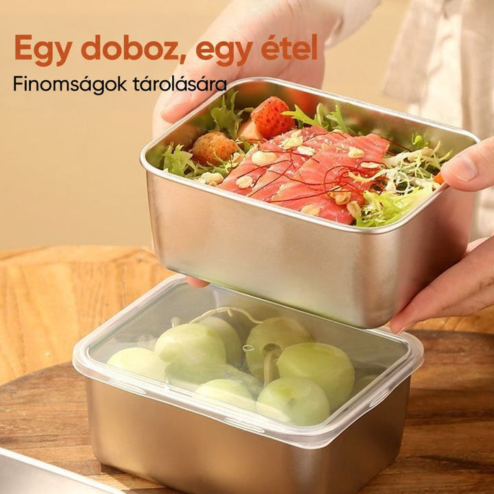 Egy kéz a lazacos salátás acél dobozt emeli a szőlővel töltött, átlátszó fedeles doboz fölé. 5