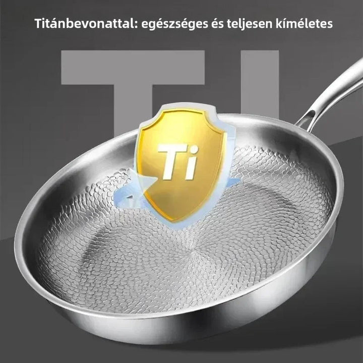 A serpenyő ferdén fényképezve, sötét háttér előtt, a közepén egy arany pajzs alakú grafikával, mely a titán anyagra utal. 6