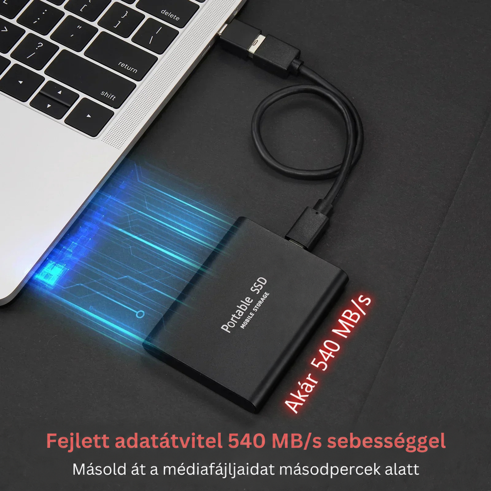 Fekete hordozható SSD kábellel egy laptophoz csatlakoztatva, kék adatátviteli fénycsíkokkal illusztrálva a sebességet 2