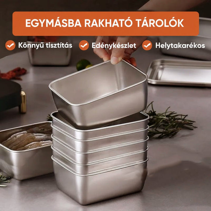 Egymásba rakható acél edények kupaca, egy kéz éppen leemeli a legfelsőt, mellette rozmaring és egy másik edény. 4