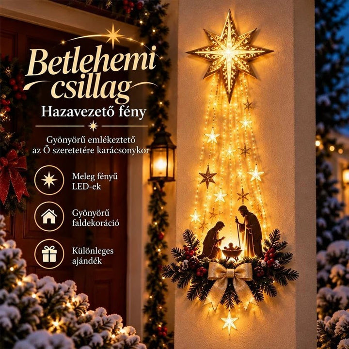 Világító csillagos betlehemi fali dísz házfalon kapu mellett, havas fenyők és koszorú között esti fényben 1