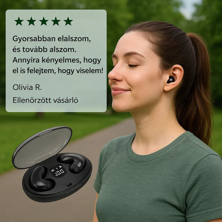 Szabadban álló mosolygó nő fülében fekete fülhallgatóval, előtte a kinyitott töltőtok, mellette vásárlói értékelés 7
