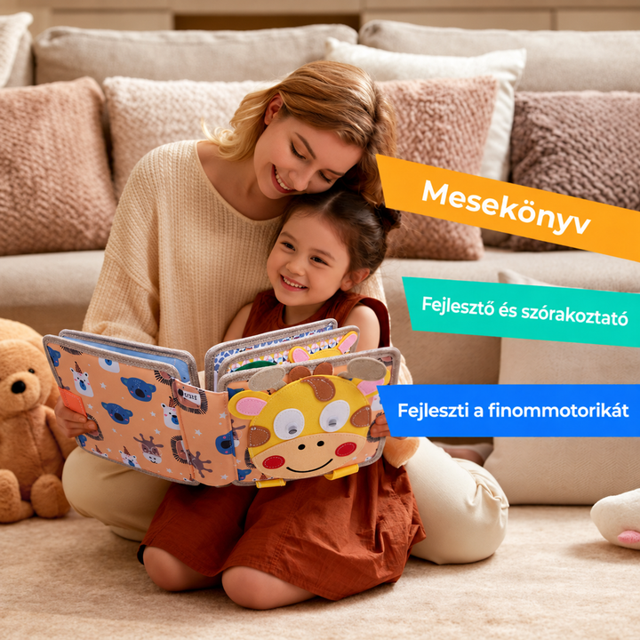 Anya és kislánya a kanapé előtt a földön együtt nézegetik a zsiráfos filckönyvet 6