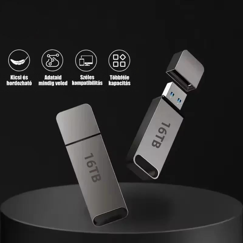 Két szürke pendrive sötét háttéren talapzat felett, az egyik nyitva, kupakja mellette lebeg 4