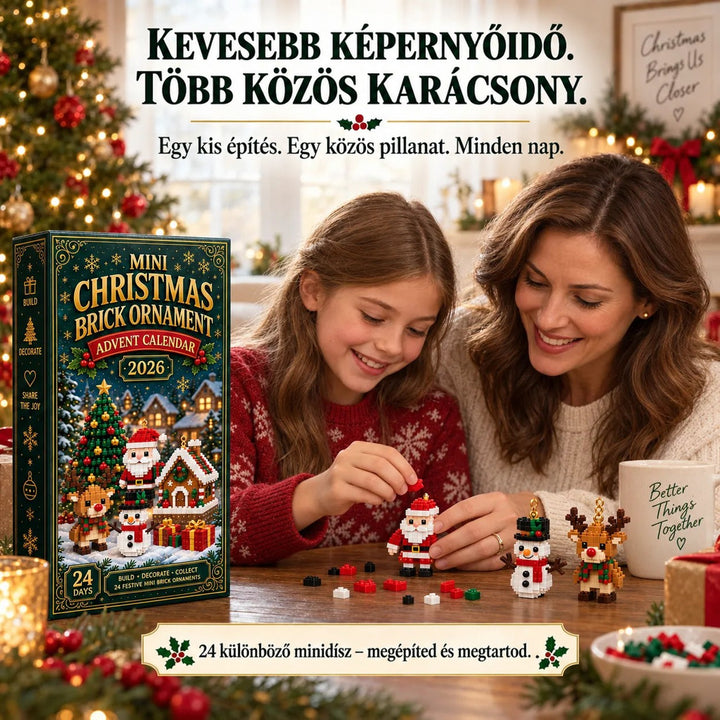 Egy lány és az anyukája mosolyogva építenek egy mini építőkocka Mikulást az asztalon, mellettük a zöld díszdoboz és kész figurák. 1