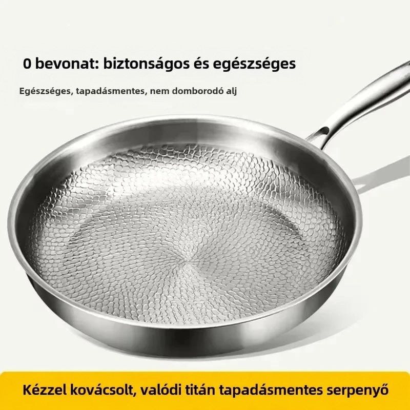 A kalapált mintázatú serpenyő közeli képe felülnézetben, a kép alján és tetején sárga és fekete feliratos reklámszöveggel. 5