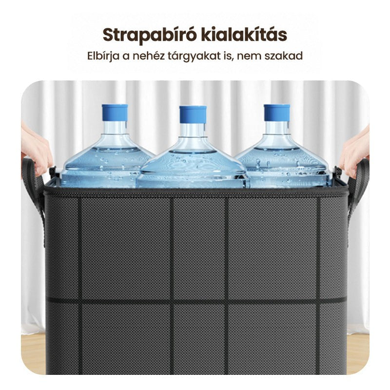Szürke tárolótáska szélére három nagy kék kupakos víztartály van téve, a táska két oldalán kezek fogják a fogantyúkat. 9