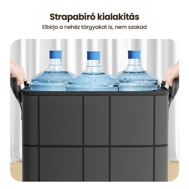 Szürke tárolótáska szélére három nagy kék kupakos víztartály van téve, a táska két oldalán kezek fogják a fogantyúkat. 9