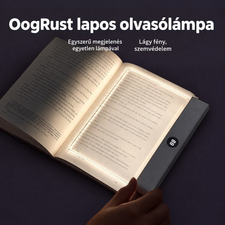 Felnyitott könyv lapjára fektetett, világító lapos olvasólámpa, amelyet egy kéz tart, sötét háttér előtt 1