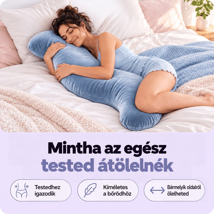 Mosolygó nő oldalt fekve átöleli a kék testpárnát az ágyon, párnák és takarók között 2