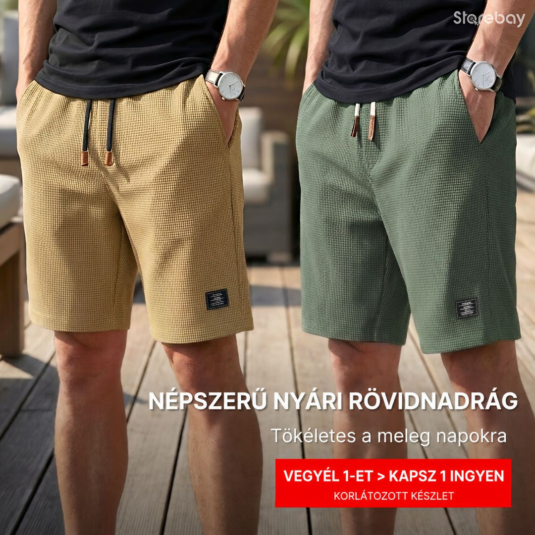 Két férfi, homok- és zöld színű, rácsos textúrájú rövidnadrágban, kezük a zsebben, teraszon, mellettük akciós szöveges grafika. 1