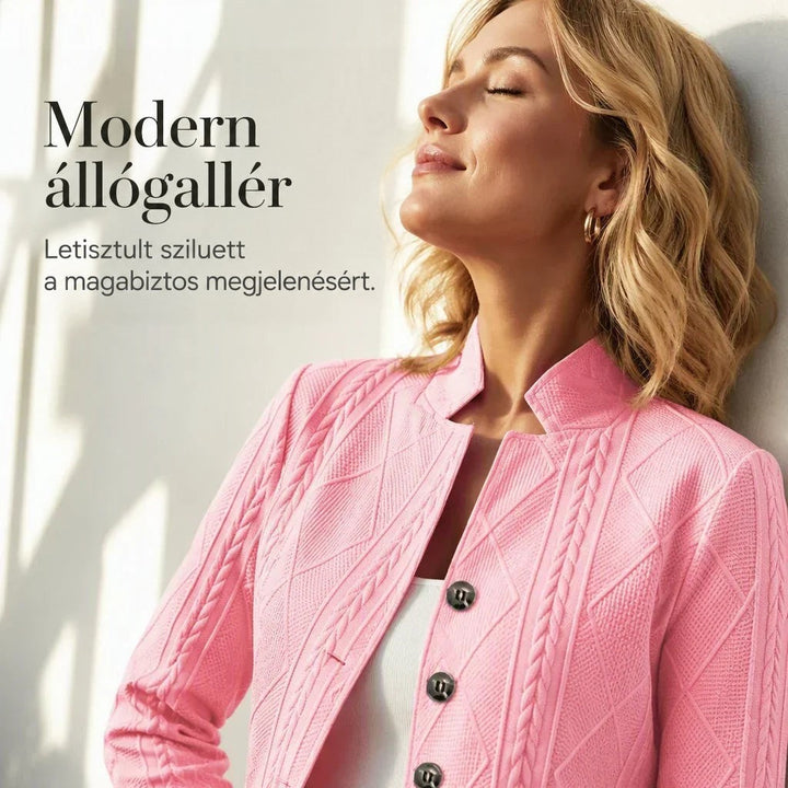 Rózsaszín texturált blézer közeli képe, a modell lehunyt szemmel dől a falnak, az állógallér és a gombok jól látszanak. 19