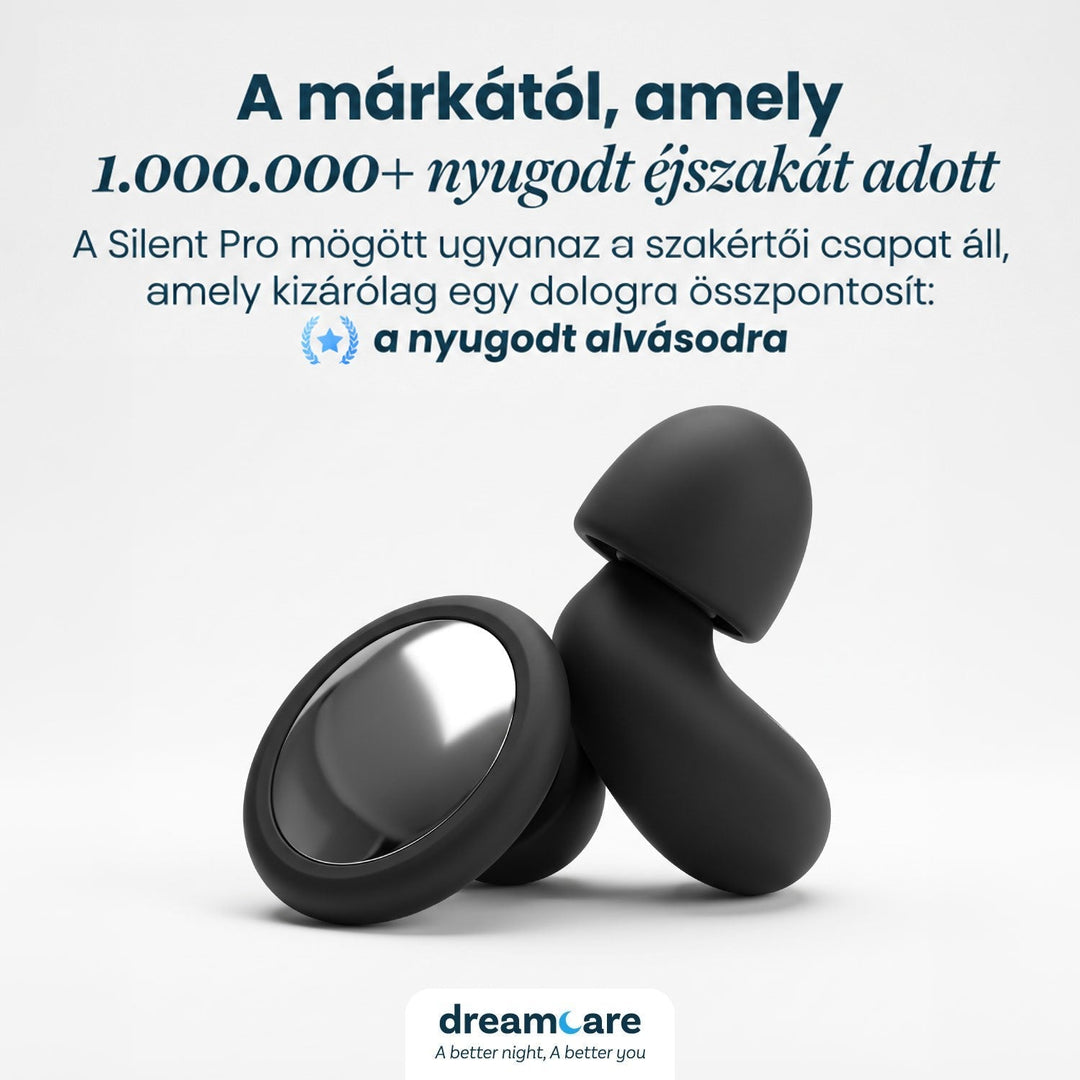 Két fekete füldugó közelről fehér háttér előtt, fényes fém lappal és szilikon hegyes résszel, alul a márka logójával. 8