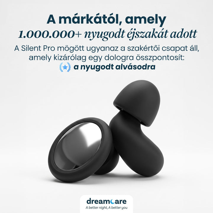 Két fekete füldugó közelről fehér háttér előtt, fényes fém lappal és szilikon hegyes résszel, alul a márka logójával. 8
