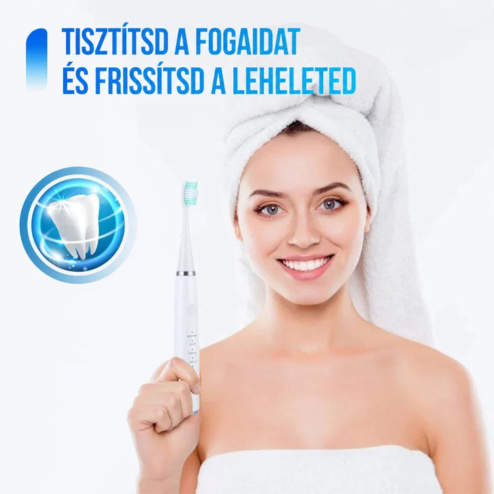 Fehér törölközős hajú nő mosolyogva tartja a fehér elektromos fogkefét, mellette ragyogó fog ikonja. 8