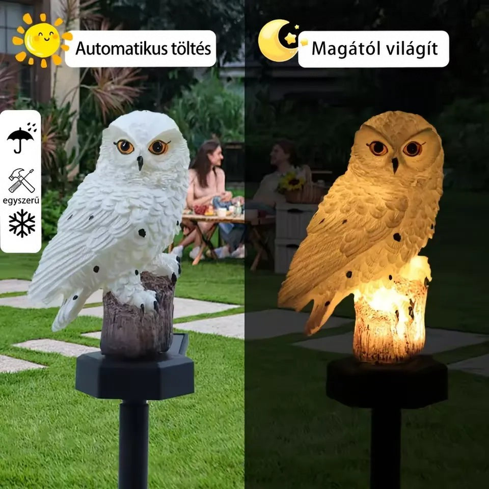 Kétrészes összehasonlítás: a fehér bagolylámpa nappal töltődik a kertben, este pedig melegfénnyel világít. 2