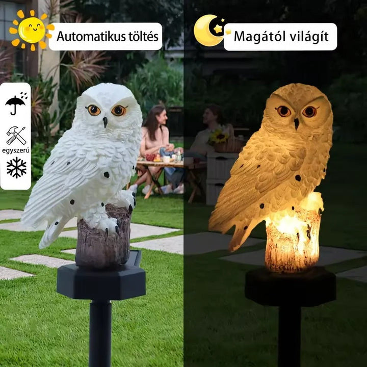 Kétrészes összehasonlítás: a fehér bagolylámpa nappal töltődik a kertben, este pedig melegfénnyel világít. 2