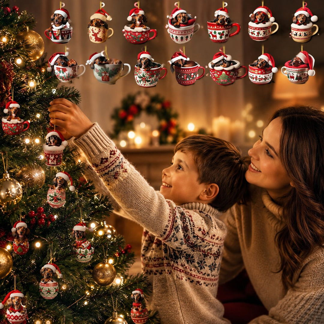 Kisfiú és anyukája tacskós bögre díszt akaszt a fenyőfára, fent a díszek sorokba rendezve látszanak. 2