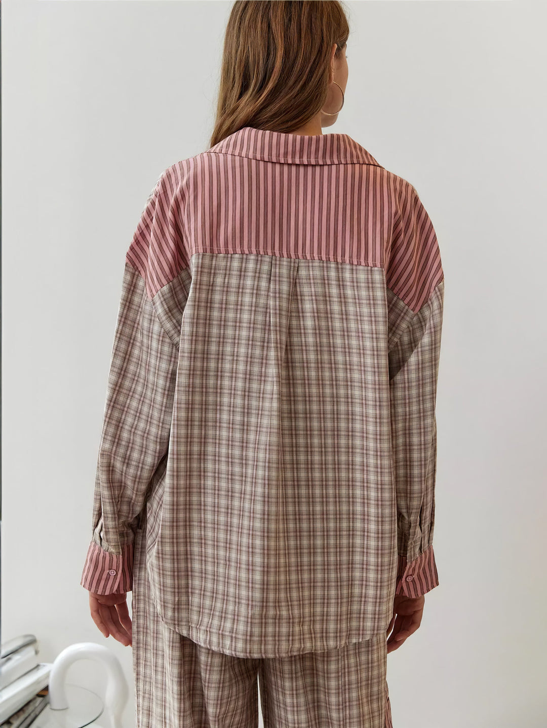 Hátulról fotózott modell a drapp kockás ingben, amelyen rózsaszín csíkos vállrész, gallér és mandzsetta látható. 8