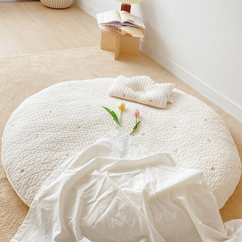 Párnázott babakúszószőnyeg pamutból, állatos hímzéssel – 80 cm