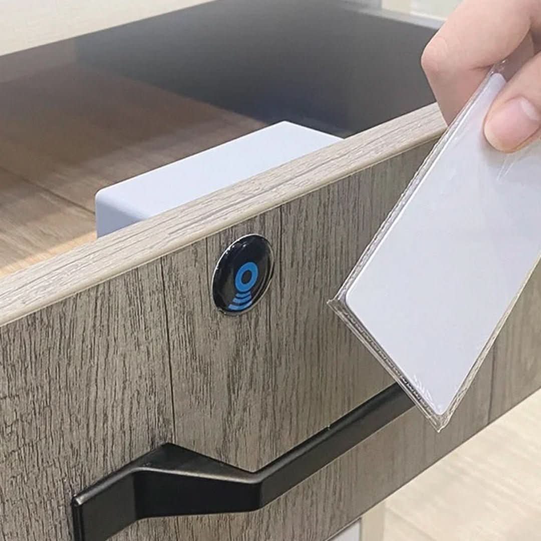 Elektronikus töltőnyílás láthatatlan érzékelővezérléssel - Vaultin