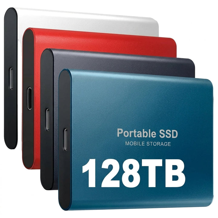 Négy egymásra halmozott, fémházas hordozható SSD ezüst, piros, sötétkék és kék színben, az élükön USB-C csatlakozóval. 1