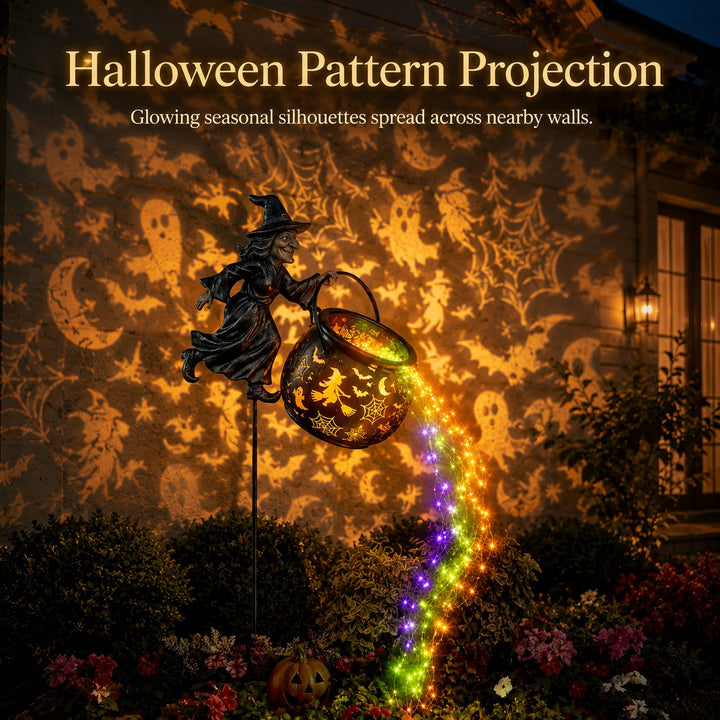 A lámpa a ház falára borostyánszínű Halloween-mintákat vetít: szellemeket, denevéreket, holdakat és pókhálókat, előtte a ragyogó üst. 4