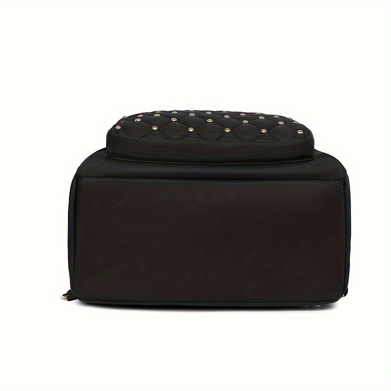 Fekete hátizsák alulnézete, a szegecses elülső zseb alsó éle és a vastag fenék 8