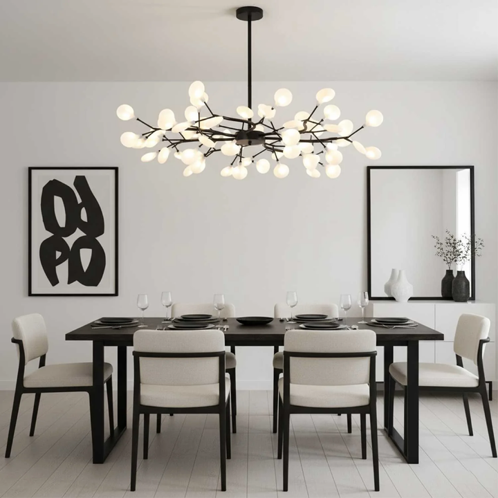 A fekete csillár világos, modern étkezőben, fekete asztal és krémszínű székek felett 2