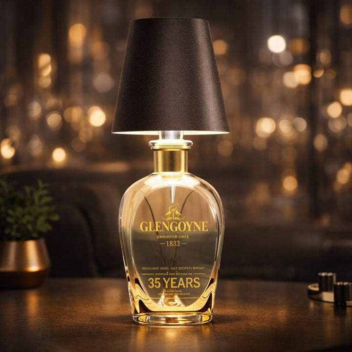 Sötétbarna burás lámpa áttetsző, aranyszínű nyakú üvegen, bokeh fényekkel a háttérben 13