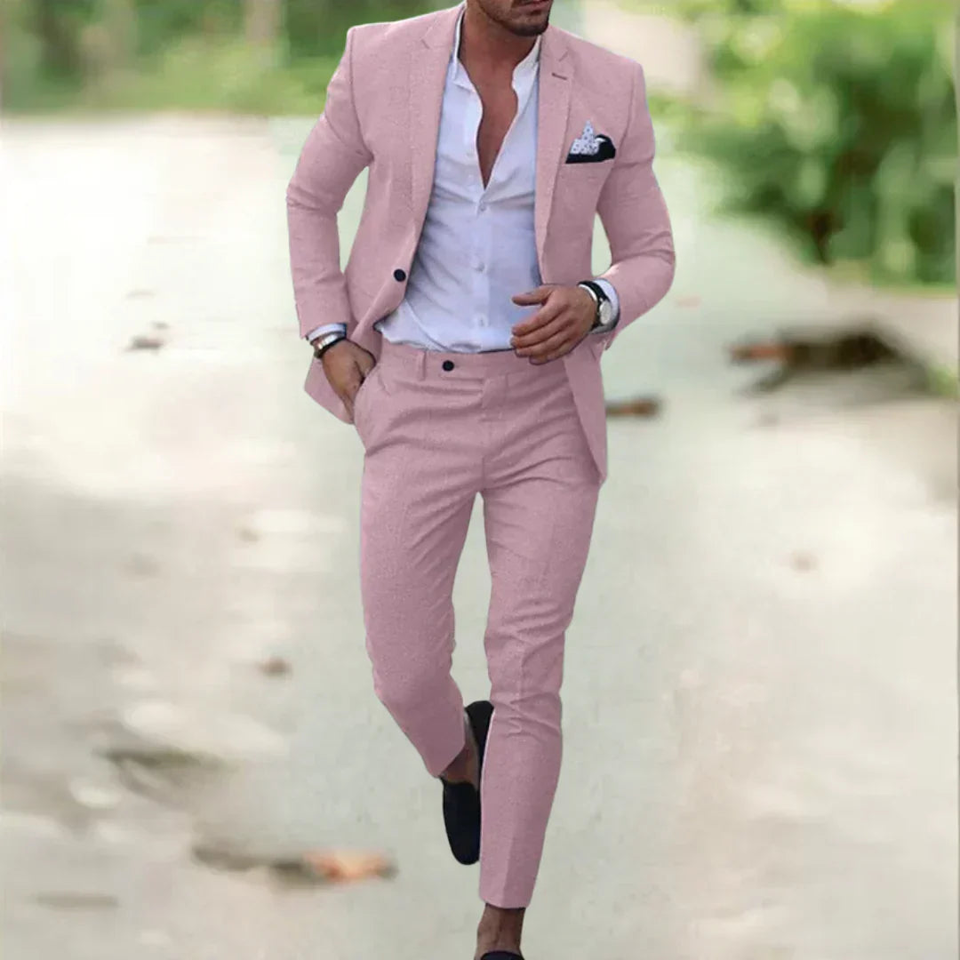 Mann im rosa Anzug, weißes Hemd, schwarze Schuhe, stilvolle Herrenmode, eleganter Look.