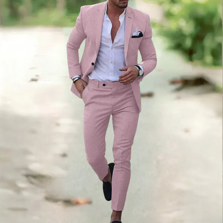 Mann im rosa Anzug, weißes Hemd, schwarze Schuhe, stilvolle Herrenmode, eleganter Look.