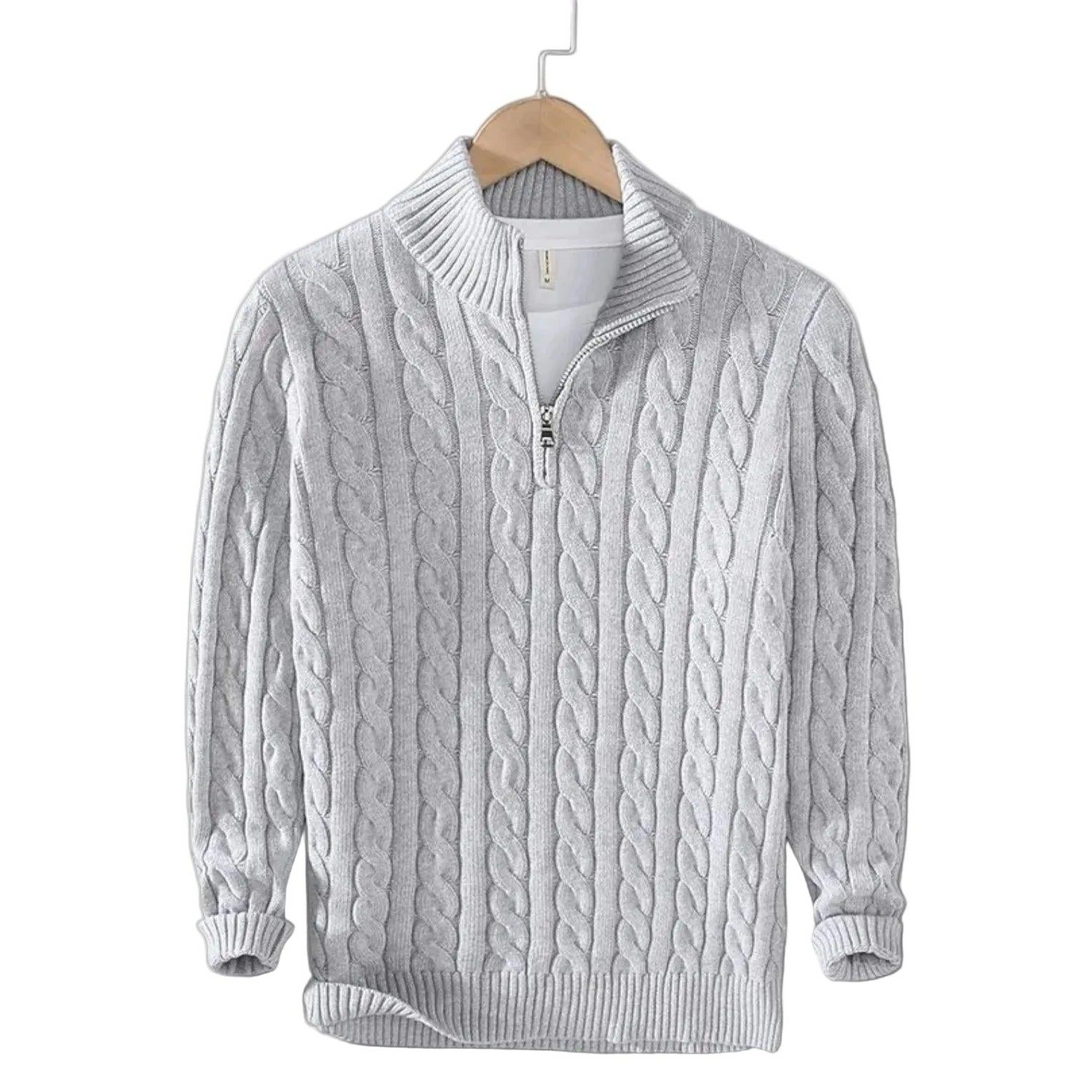Világosszürke kábelmintás pulóver vállfán, bordázott gallérral, mandzsettával és fémcipzárral, alatta fehér póló. 4