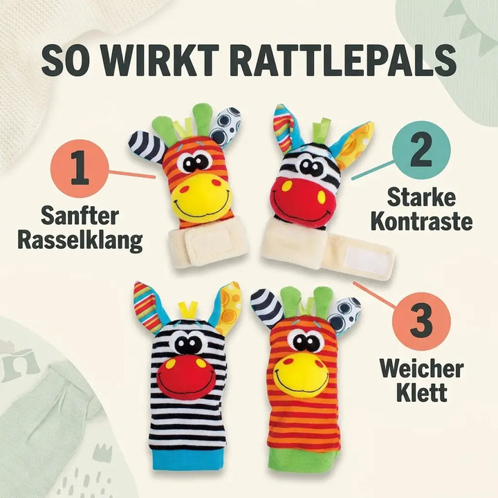 Négy darab csíkos zebra- és zsiráfmintás csörgő egy sorban: két tépőzáras csuklópánt és két zokni, krémszínű háttéren. 5