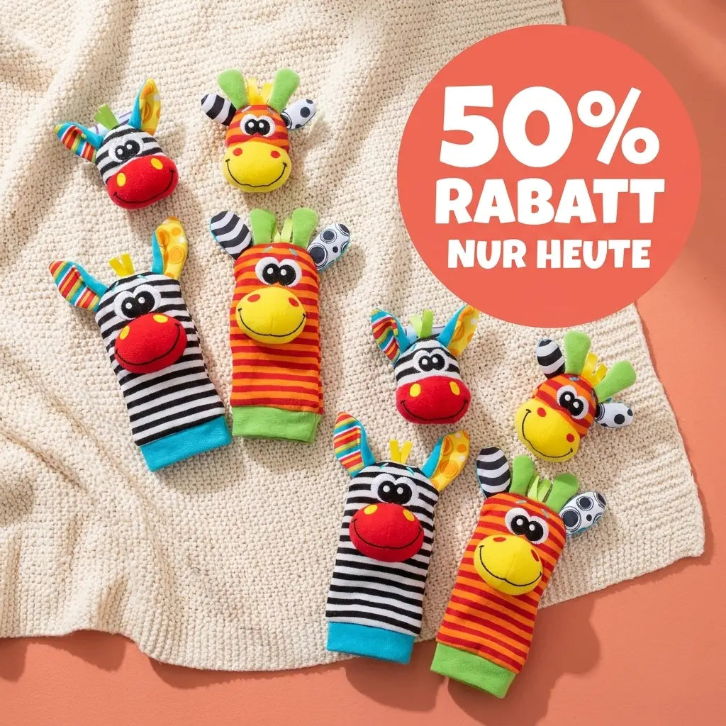 Két szett zebra- és zsiráfmintás csuklópánt és zokni szétszórva egy bézs kötött takarón, narancssárga háttér előtt. 8