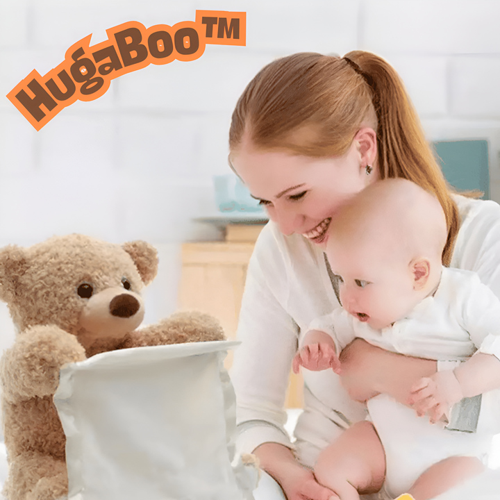 Mosolygó anya és csecsemő figyeli a barna plüssmackót, amely egy fehér kendő mögül bújik elő. 6