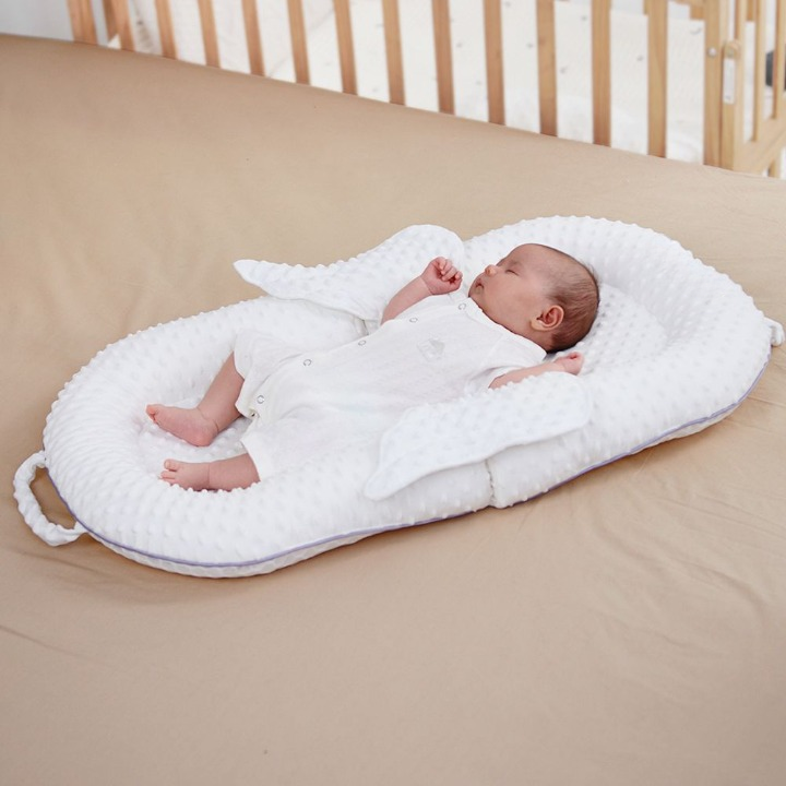 Ergonomikus babafészek háttámaszsal és hálós fekvőfelülettel – Cosynido