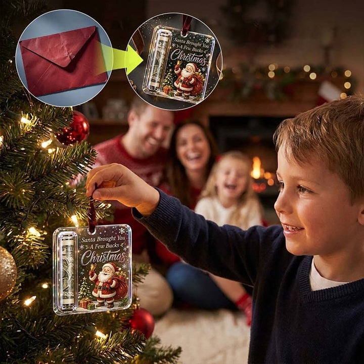 Fiú a karácsonyfára akasztja a díszt, bal felső sarokban boríték és nyíl a dísz felé. 10