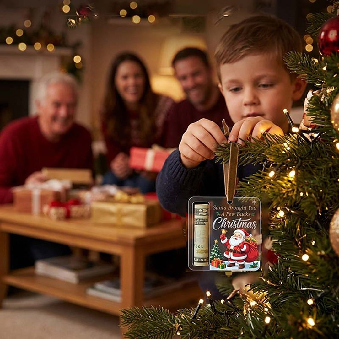Kisfiú a karácsonyfa ágára akaszt egy akril díszt, mögötte három családtag ajándékokkal. 11