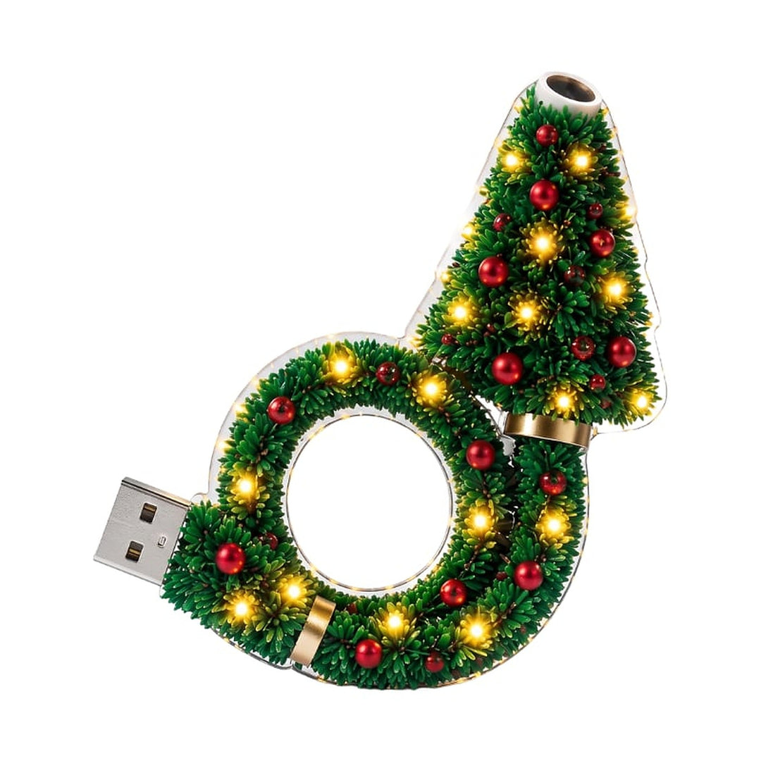 Fehér háttéren a koszorúval átfogott karácsonyfa alakú lámpa, zöld tűleveles díszítéssel, piros gömbökkel, meleg fényű ledekkel és USB-csatlakozóval. 1