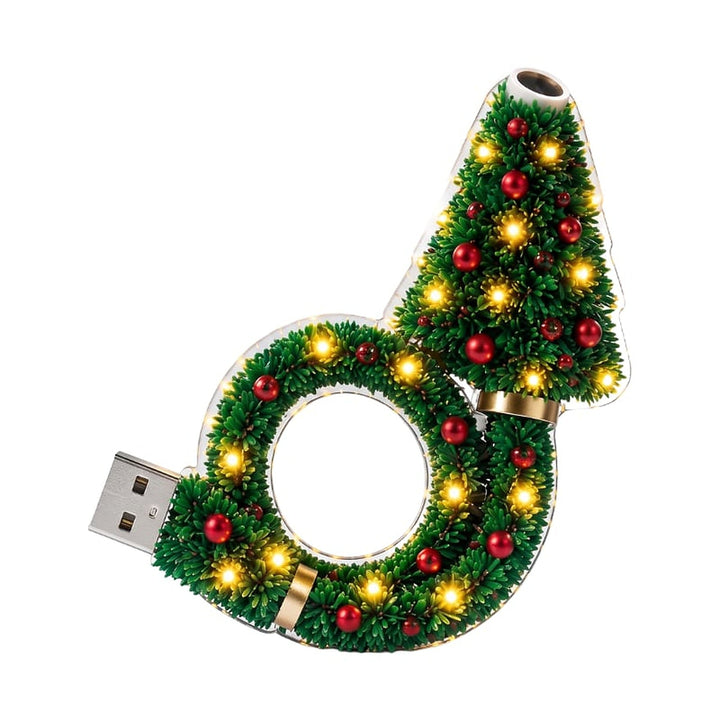Fehér háttéren a koszorúval átfogott karácsonyfa alakú lámpa, zöld tűleveles díszítéssel, piros gömbökkel, meleg fényű ledekkel és USB-csatlakozóval. 1