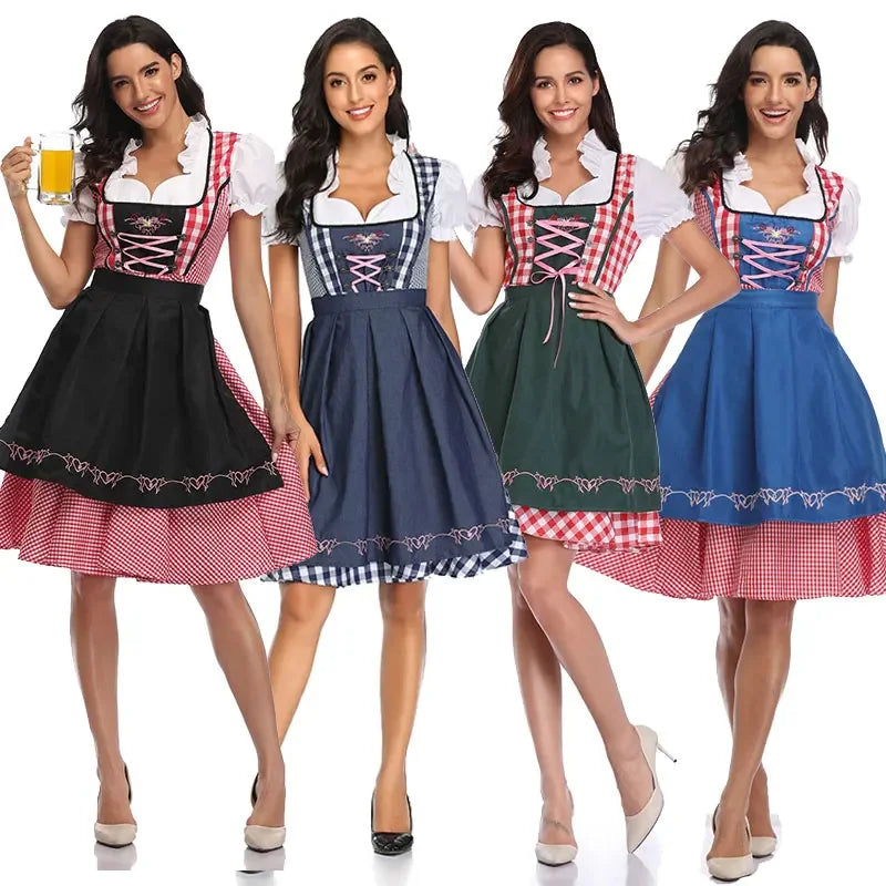 Négy modell egymás mellett mutatja a dirndl színváltozatait: fekete, sötétkék, zöld és kék kötényes kivitelben. 10