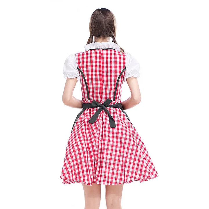 Hátulról látható piros-fehér kockás dirndl sötét kötényszalag masnival, hátul cipzárral és fehér puffos ujjú blúzzal. 4