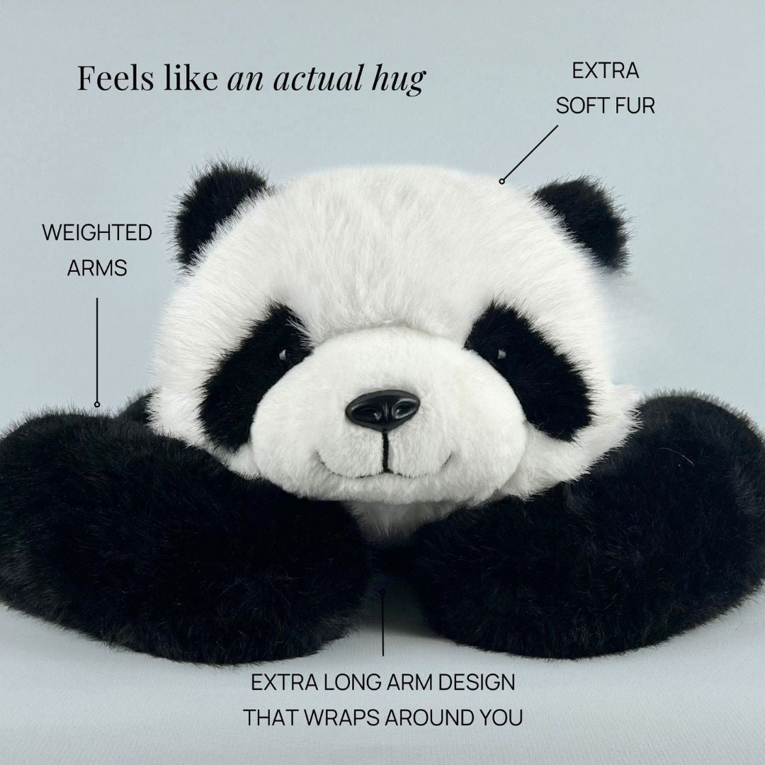 Közeli kép a fekvő panda plüssről: puha szőr, súlyozott karok, és a hosszú, körbeölelő karok szemből. 5