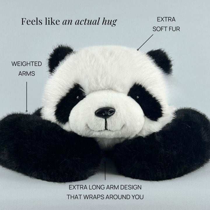 Közeli kép a fekvő panda plüssről: puha szőr, súlyozott karok, és a hosszú, körbeölelő karok szemből. 5
