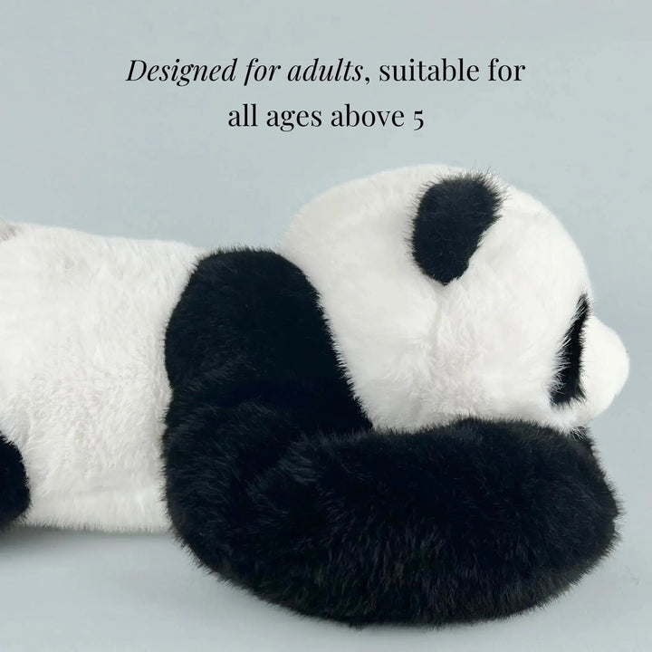 A panda plüss oldalnézetből, fehér testén és fején a fekete fül és a vaskos fekete kar látszik. 6